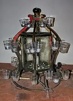 Lanterne : ancien lustre des cercles d'hommes.