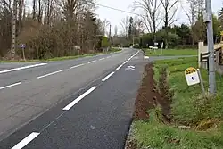 Montée de la rue de Vichy vers Le Vernet, avec une bande cyclable