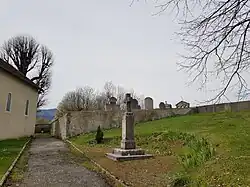 Le monument aux morts, entre l'église et le cimetière.