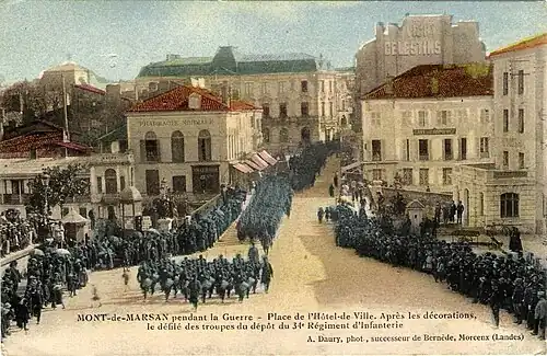Défilé militaire pendant la première Guerre mondiale du 34e régiment d'infanterie dans la rue Gambetta et sur le pont.