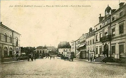 Photo ancienne de la place de l'hôtel de ville à la Belle Époque.