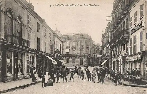 Rue Léon-Gambetta en direction de l'ancien cercle des officiers (actuel hôtel de ville)