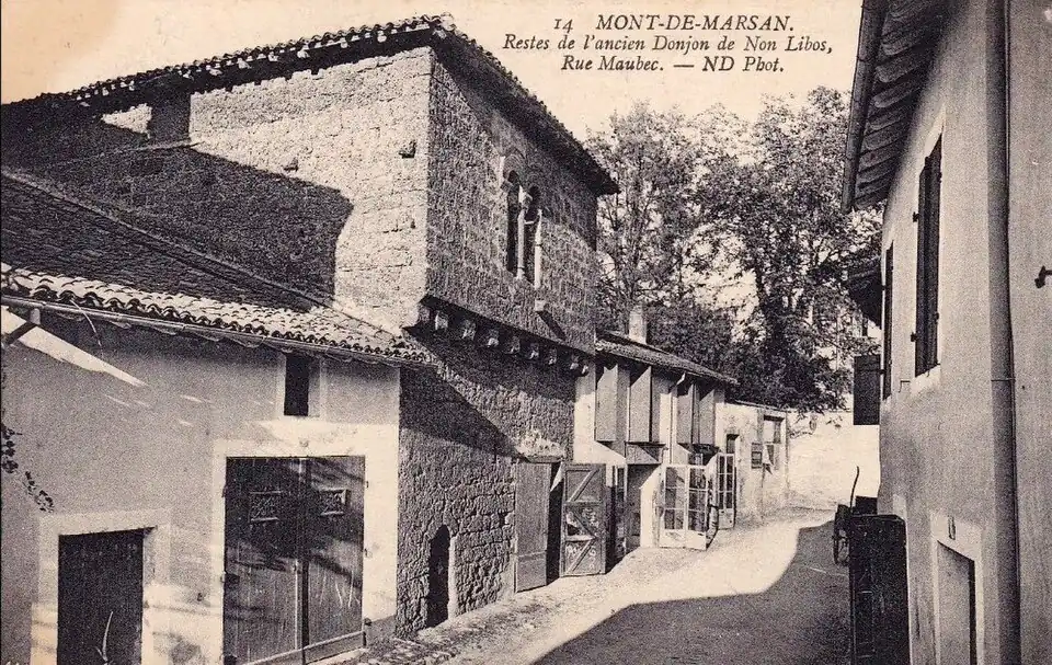Ancienne carte postale. La légende fait une confusion entre la maison romane du 6 rue Maubec et le château de Nolibos (appelé « donjon de Non Libos »), entièrement détruit au XVIIIe&nbsp;siècle, et qui se situait à 150 mètres plus à l'Est
