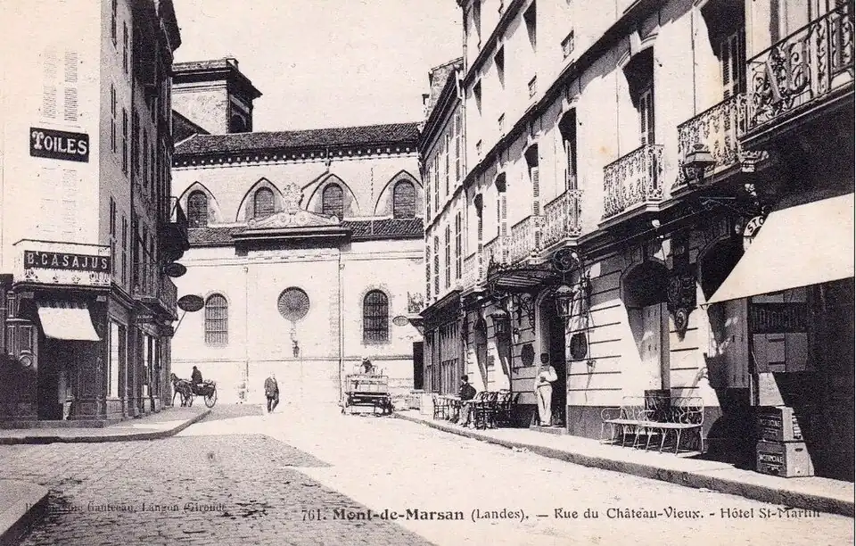 Photo ancienne de l'hôtel Richelieu Saint-Martin, 3 rue du Château-Vieux (avant 1918). L'église de la Madeleine est en arrière-plan.