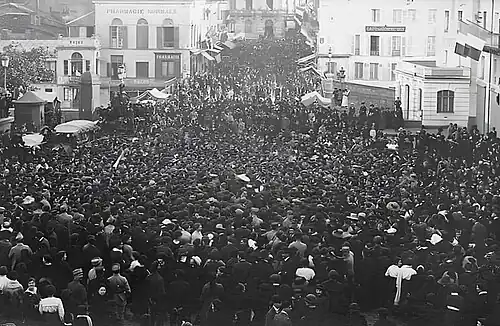 La place investie par la foule le jour de l'armistice du 11 novembre 1918.