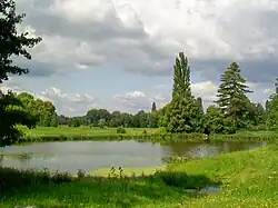 Le parc du château, vaste jardin anglais parsemé de pâturages, avec l'un des étangs.