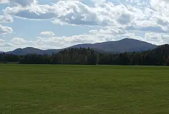Le mont Hereford vu de la route 253 au sud de Saint-Venant-de-Paquette.