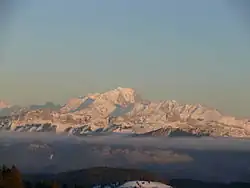 Vue du mont Blanc enneigé au-dessus des nuages