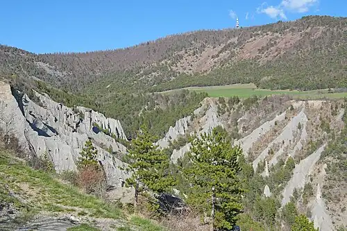 Mont Colombis (1&nbsp;733&nbsp;m) et demoiselles coiffées de Théus (Hautes-Alpes, France)