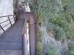 Sentier des échelles du mont Gaussier, rénové récemment en escaliers métalliques.