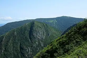 Vue du versant sud-ouest en été depuis le mont Matawees. Le mont Fortin est aussi visible en avant plan.