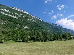 Le val de Couz dominé par le mont Outheran depuis Saint-Thibaud-de-Couz.