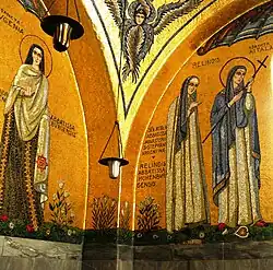 Mosaïques à l'intérieur de la chapelle des larmes représentant sainte Eugénie (à gauche) et l'abbesse Relinde et sainte Attale (à droite).