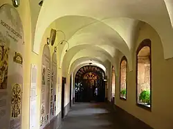 Galerie du cloître donnant vers l'entrée à la chapelle de la croix.