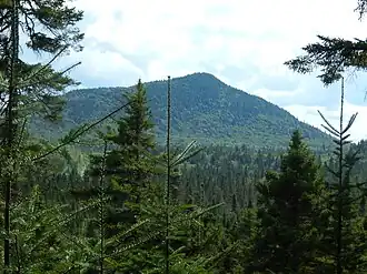 Vue du mont Sugar Loaf à Sainte-Lucie-de-Beauregard.