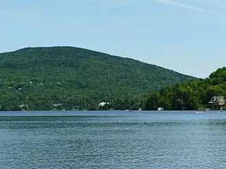Le mont Tourbillon et le lac Beauport.