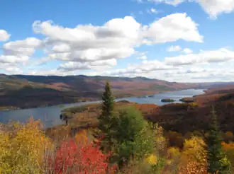 Mont Tremblant et lac du même nom à ses pieds, dans la portion sud de la chaîne des Laurentides.