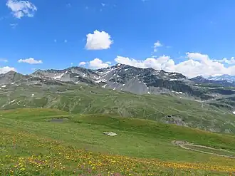 Le mont Valezan par-delà le col du Petit-Saint-Bernard au nord-ouest.
