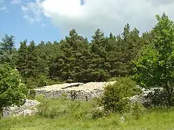 Le jas des Landérots (1&nbsp;016&nbsp;m) sur le sentier GR91B.