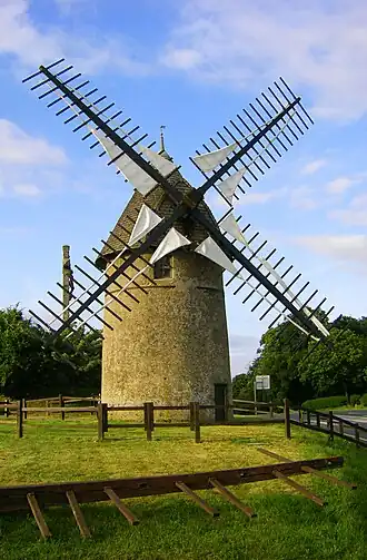 Moulin à vent dans les collines