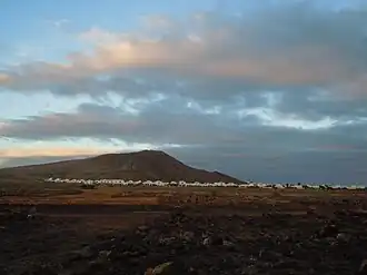 Vue de la Montaña Roja depuis la plaine de la Carabela.
