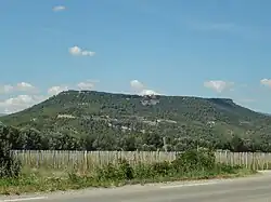 Colline couverte de forêts, avec une vaste zone plate au sommet.