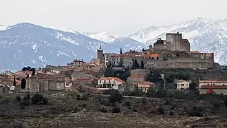 Le village sur fond de Canigou.