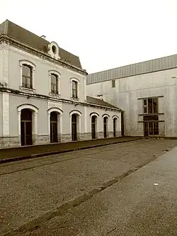 Gare de Montauban-Ville-Neuve accolée à la Salle Eurythmie.