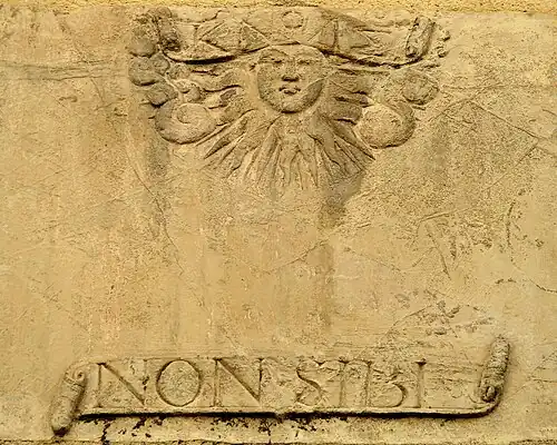 Devise au-dessus de l'entrée du no&nbsp;9 rue Armand-Cambon : Non Sibi (« Pas pour lui », c'est-à-dire généreux)