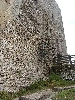 Photographie en couleurs de vestiges de maçonnerie après un mur.