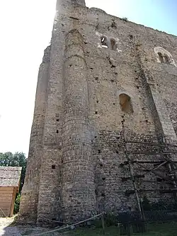 Photographie en couleurs de massifs de maçonnerie élevés contre un mur.