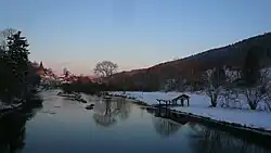 Montbenoît en hiver. Le Doubs et, à gauche, le parc du Château de Morand-Val.