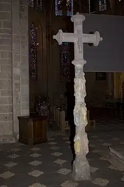 Plusieurs statues de saints sont disposées sur le fût de la croix votive d'Estiallet (1628).