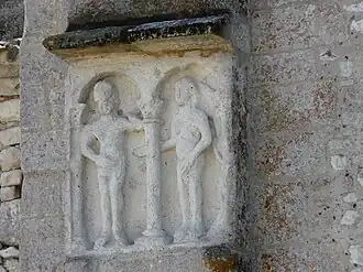 Relief figurant Adam et Ève.