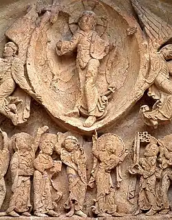 L'Ascension du Christ dans une mandorle avec deux anges. Au-dessous les apôtres dont saint Pierre tenant des clés et la Vierge Marie.