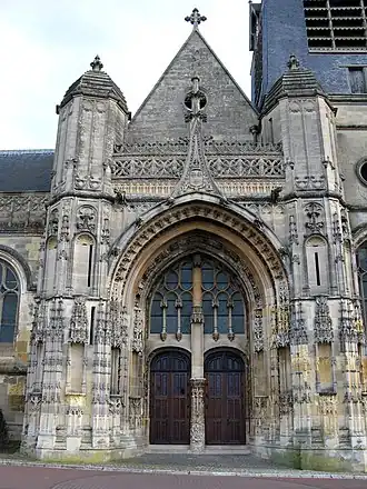 La façade ouest de l'église Saint-Pierre.