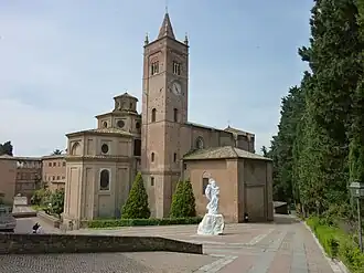 Accès au corps des bâtiments principaux.