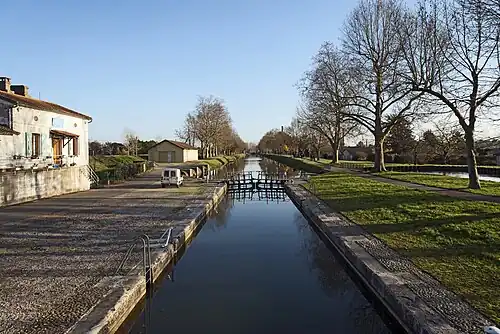 Le canal latéral à la Garonne, écluse des Peyrets.