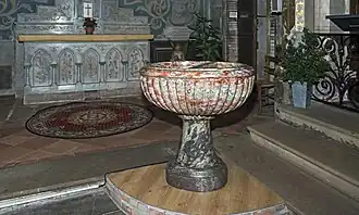 Fonts baptismaux à godrons.