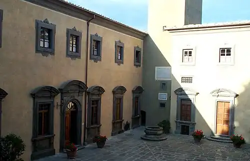 La cour entre les bâtiments initialement séparés.