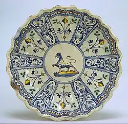 Plat avec crespine décoré en quartiers avec un léopard au centre, style compendiario, Montelupo Fiorentino première moitié du XVIIe&nbsp;siècle.
