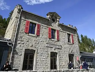 Le bâtiment voyageurs.