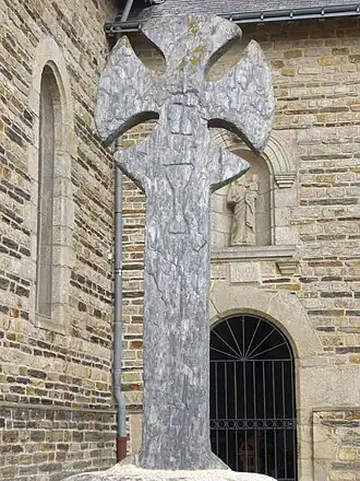 Photographie de la croix du cimetière de Monterrein dans son environnement.