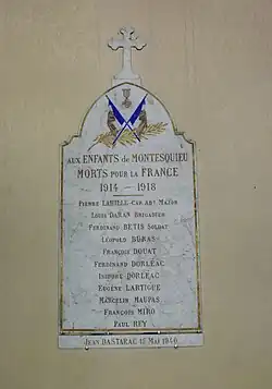 Plaque hommage 14-18 sous le porche de l'église de Montesquieu.