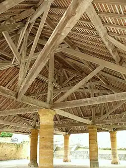 La charpente de la halle.