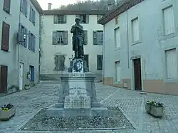 Monument aux morts des deux guerres mondiales.