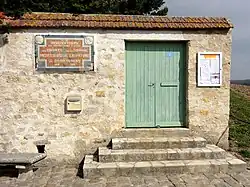 L'entrée de l'école et sa plaque commémorative.