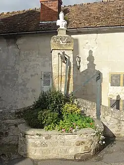 Ancienne fontaine, rue des Roches.