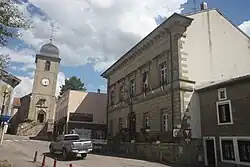Vue sur l'Hôtel de ville et l'église Saint-Michel.