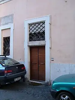 Entrée de l'église en 2008 avec le linteau portant la titulature.